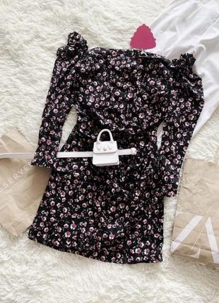 Чорна квіткова міні сукня з оголеними плечима