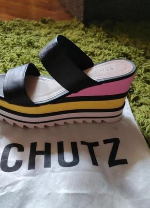 Босоножки schutz  женские черные кожаные на танкетке