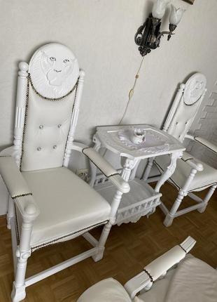 Продам білі дерев‘яні реставровані крісла зі справжньої шкіри