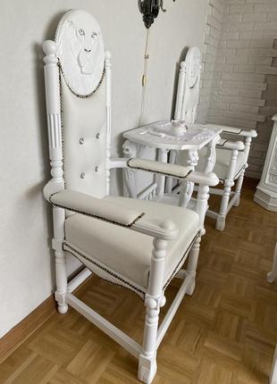 Продам білі дерев‘яні реставровані крісла зі справжньої шкіри2 фото