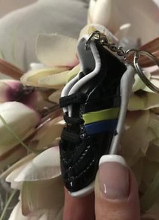 Яскравий брелок-сувенір кросівок-чорний