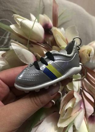 Яскравий брелок-сувенір кросівок-сріблястий