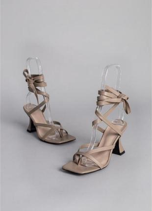 Босоніжки справжня шкіра бежеві на каблуку на зав'язках