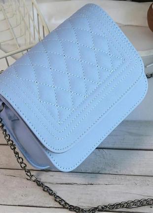 Женская сумка - клатч на цепочке стеганая голубая1 фото