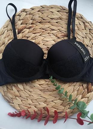 Чорний бюстгальтер