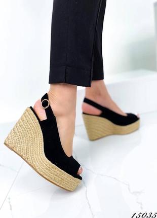 Жіночі босоніжки на танкетці чорні