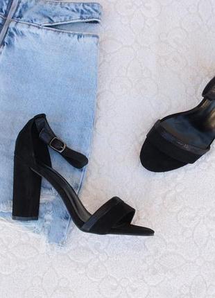 Шикарні босоніжки 40-го розміру на стійкому підборі