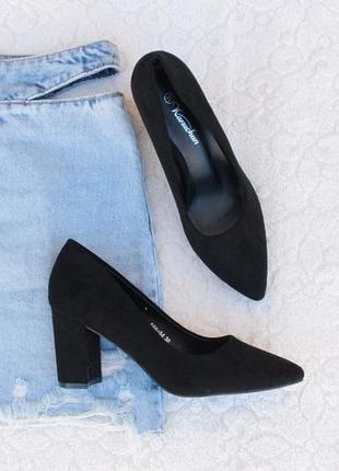 Чорні туфлі, човники 38-го розміру на зручному підборі