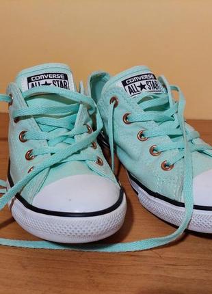 Культові жіночі кеди converse.