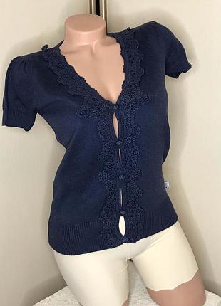 В наявності темно-синя кофта кардиган на короткий рукав з вязаним мереживом в стилі hanhmade