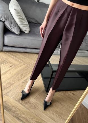 Брючні штани сливово-коричневого кольору зі стрілами1 фото