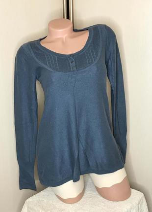 Сизо-синій светр з ажурною вставкою навколо шиї