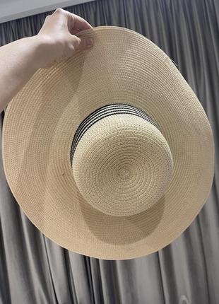 Летняя соломенная шляпа с большими полями