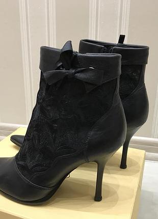 Шкіряні чорні ботильйони на підборах zara. розмір 38-39
