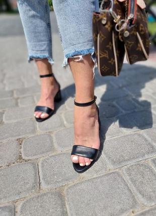 Босоніжки шкіряні босоножки кожаные сандалі сандали на каблучку на каблуке10 фото