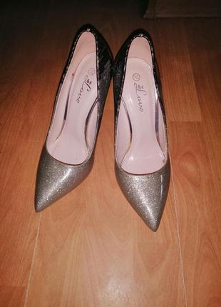 Туфлі лаковані