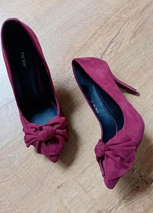 Бордові зручні лодочки