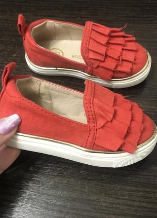 Мокасини, туфлі