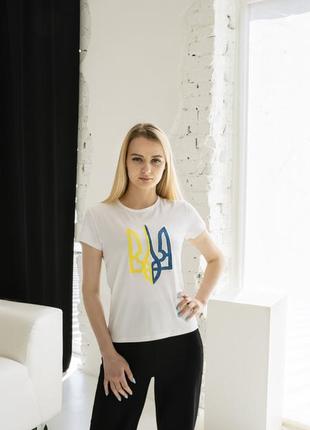 Женская патриотическая футболка "тризуб", вышитая на белой ткани синими и желтыми нитями н-022 фото