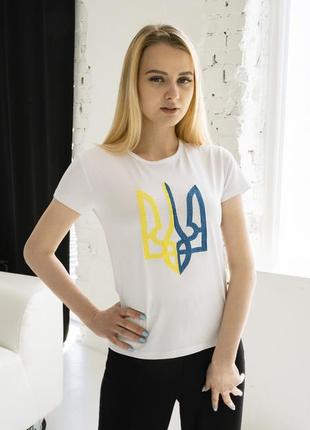 Женская патриотическая футболка "тризуб", вышитая на белой ткани синими и желтыми нитями н-02