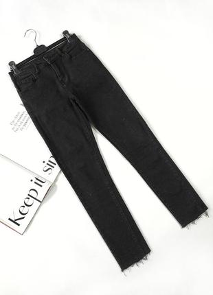Чорні базові джинси скінні skinny з необробленим краєм вкорочені1 фото