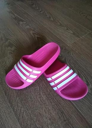 Сланцы женские фирмы adidas.