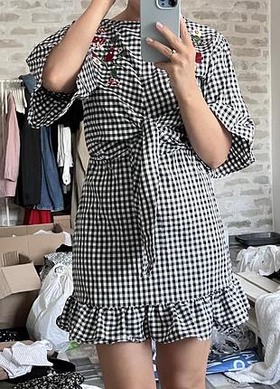 Плаття в клітку з вишивкою