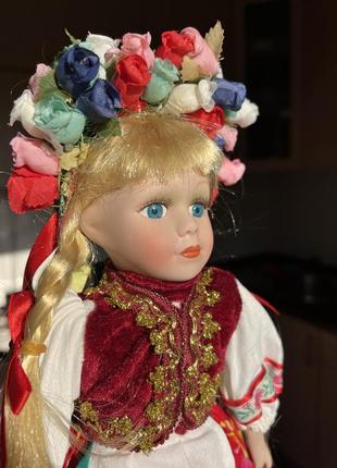 Порцелянова лялька на підставці україночка
