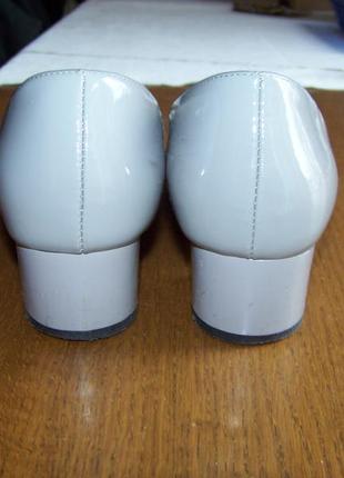 Сірі туфлі лакові натуральні на невеликому стійкому каблуці 36р steizer8 фото