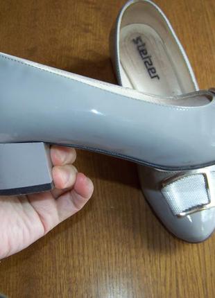Сірі туфлі лакові натуральні на невеликому стійкому каблуці 36р steizer6 фото