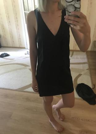 Лаконичное чёрное платье