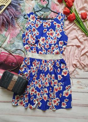 Легкое летнее цветочное платье с кружевом на талии7 фото