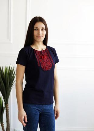 Удивительная женская футболка с вышивкой, вышитыми красными нитями орнамент.1 фото