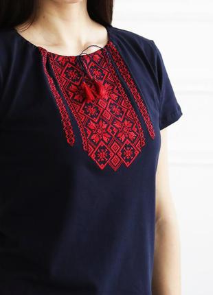 Удивительная женская футболка с вышивкой, вышитыми красными нитями орнамент.2 фото