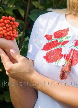 Молодежная вышитая футболка с вышитыми на белой ткани розы а-134 фото