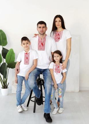 Семейный комплект вышитых футболок s-2