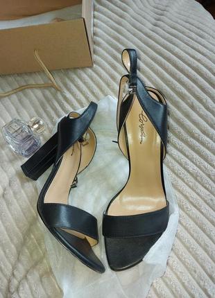 Натуральна італійська шкіра,  одягали 1 раз , набійки на фото в ідеальному стані, не підійшов розмір, оригінальний дизайн не як у всіх! віддаю