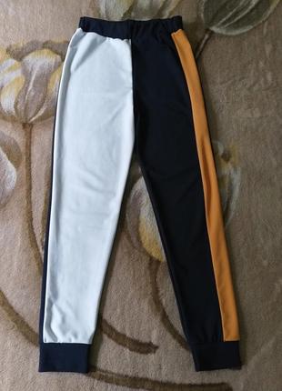 Спортивные штаны. джоггеры. половина синяя/белая. трехцветные, синие, белые, оранжевые. инь янь.1 фото