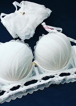 Спокусливі комплекти білизни