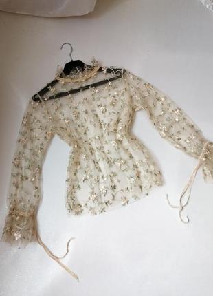 Прозора блуза сітка вишитий пелюстками з рукавом рюшів і хвиляста горловина