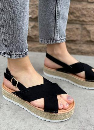 Босоніжки жіночі чорні на танкетці