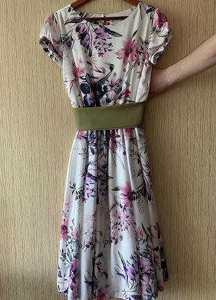Красивое платье в цветах