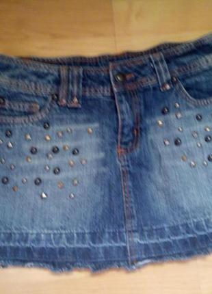 Крутая джинсовая юбка с заклепками1 фото