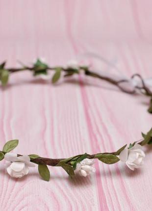 Ніжний віночок у білому кольорі