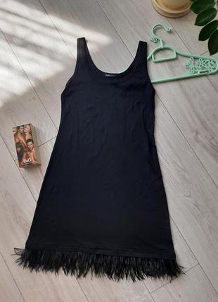 Стильное женское трикотажное платье с перьями