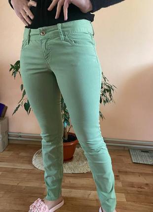 Салатові, фісташкові джинсі