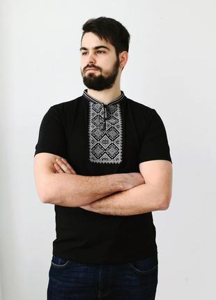 Стильна чоловіча футболка з вишивкою на чорній тканинічф-08
