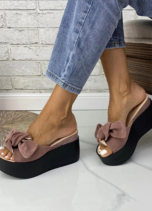 Жіночі замшеві шльопанці на танкетці