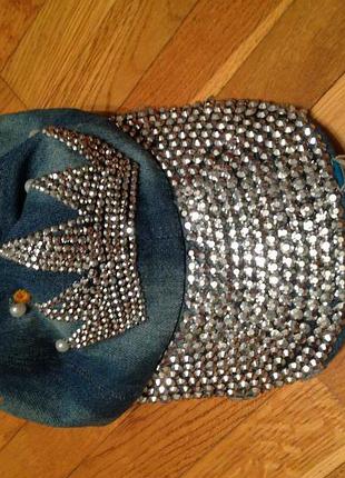 Стильная, модная, блестящая кепка