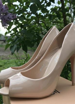 Лаковые бежевые туфли на каблуке